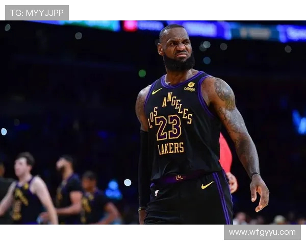 詹姆斯历史性成就达成四万分加一万板一万助的辉煌时刻